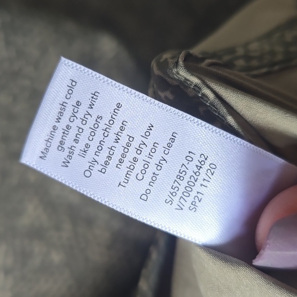 Athleta Zuma Printed Top V Neck High Low Size XS Women’s Viper Shadow Olive - Picture 15 of 15